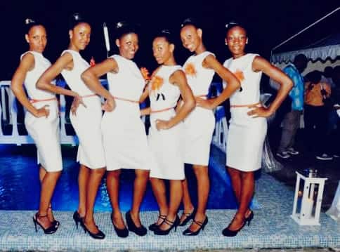 Hotesses , serveuses