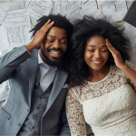 Image d’un couple entouré de papiers, ordinateur, fleurs et carnets → ça illustre le stress des préparatifs.