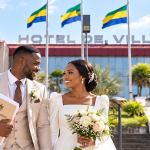 Couple de mariés devant l’Hôtel de Ville de Libreville au Gabon après leur mariage civil
